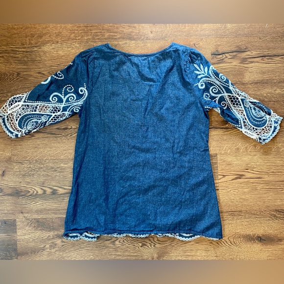 Talk of the Walk Denim Colored Mid Shirt with White Lace Detail- Womens size M - Picture 3 of 6